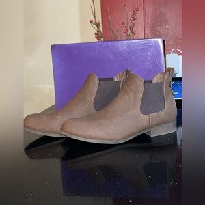 Elegant Brown Chelsea Boots